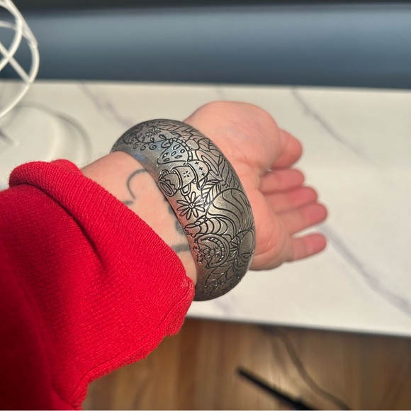 Disney Alice In Wonderland Cheshire Bangle - Picture 5 of 11